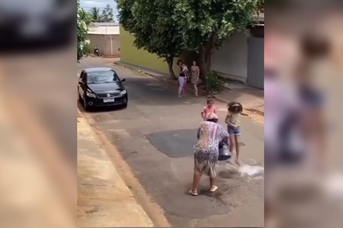 62e2a01a-idosa Idosa acaba com brincadeira